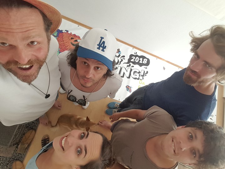 Im Uhrzeigersinn: Tuncay Acar, Mehmet Ismail Birinci, Bernhard Hunt, Marcus Grassl, Luisa Berauer, Blu (Keksi) Real München Team